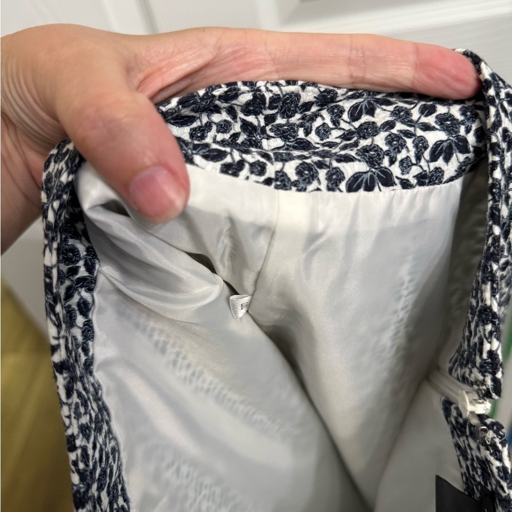 Ann Taylor Pencil skirt size 4 blue & white floral design short cotton zip up - Picture 6 of 6